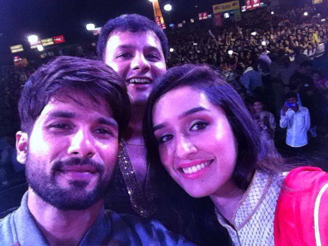 :: Crowd Selfie with Shahid And Shraddha :: 

#mirchi983 #rockndhol #navratri