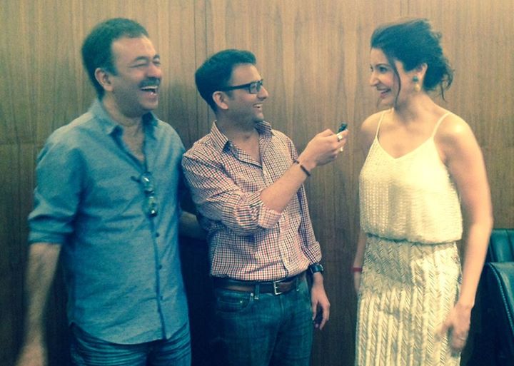 Yes, we talked about #Virat!

Raju Hirani, Anushka Sharma અને મારા હાથમાં હાસ્યનું remote control.

#PK #Ahmedabad