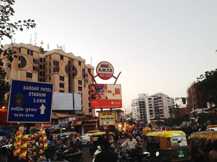 :: Signage Gone Wrong ::
Can someone please tell the Swarnim Gujarat Government that they have lost the direction ..... for Sardar Patel Stadium! 

The pic is taken at Ambawadi Market. 

#Ahmedabad #Amdavad #Dhvanit