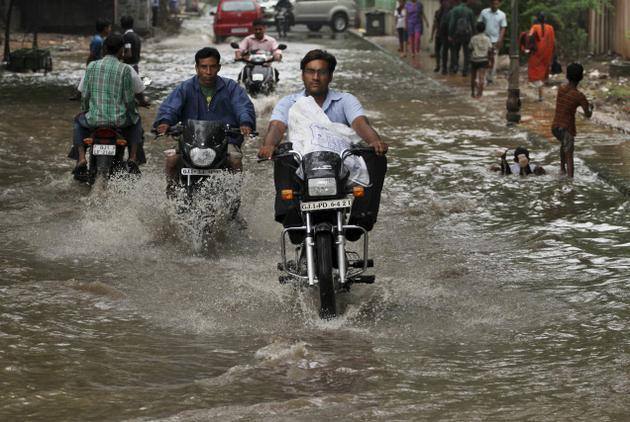 :: વરસાદનો એક ફાયદો તો ખરો; Two Wheeler ચલાવતા લોકો Mobile પર વાત તો 