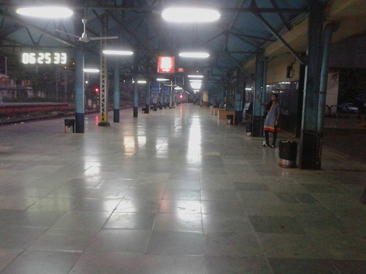 That's a #railway station! 
A #CLEAN railway station!!
A Neat and Clean Indian railway station!!!

Congrats #Lonavala Railway Station Staff Members! 

Happy to have you as fellow countrymen! 

(Thanks for sharing the info, Kruti.)

#indianrailways #cleanindia #swachchabhiyan