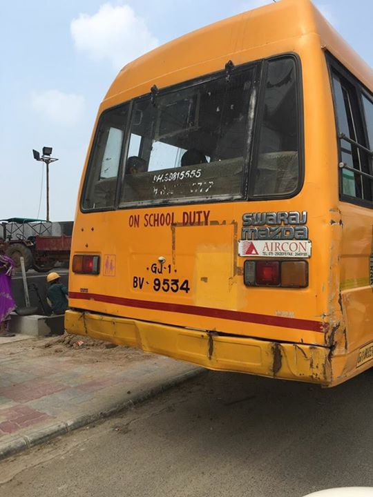 No contact number on this school bus at Makarba at 2.35 pm today. 

Irresponsible!

#school #schoolbus #amdavad