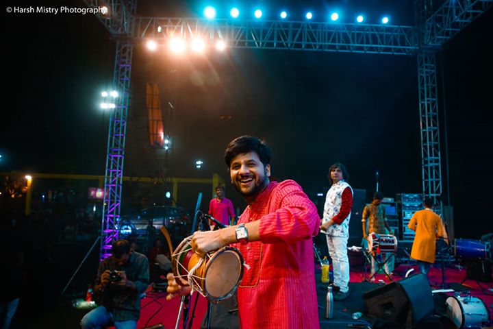 This is what I love doing during #navratri
With Bhumik Shah and group 

Pic courtesy: Harsh Mistry Photography

#mirchirockndhol #mirchirockndhol2018 #navratri2018 #garba #navratri