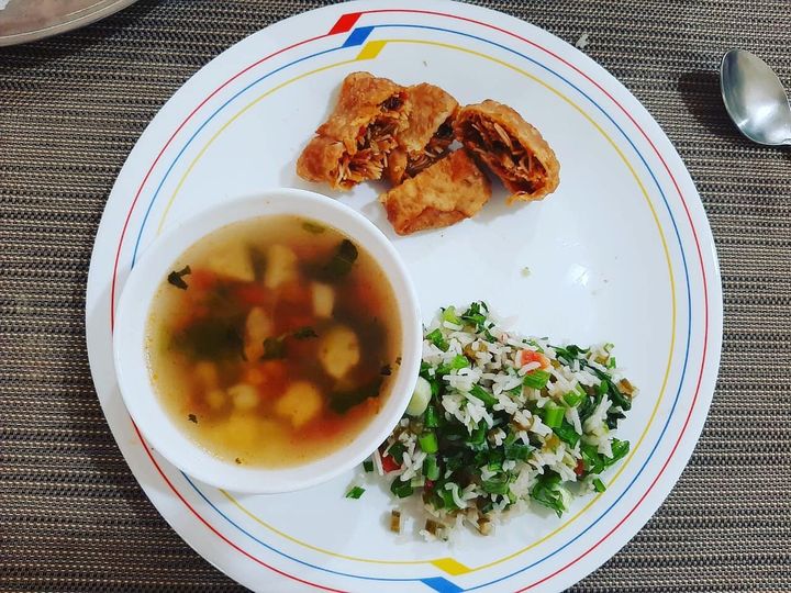 આજે તો ચાઈનાવાળાનો વારો જ કાઢી નાખું! 

#vegclearsoup #vegspringrolls #friedrice 

#આજીનોમોટોનામકોણેપાડ્યું (I have not used it while cooking)