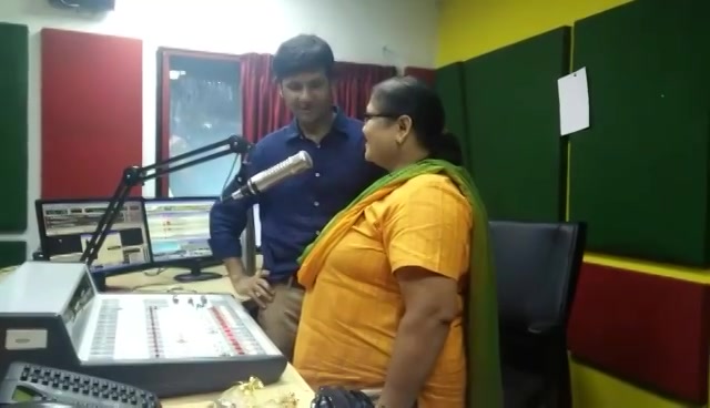 Varsha Bhavsar came to Mirchi Studios for Green Tea Party and to collect her saplings. 

Watch this video and I am sure you would find her cute, as I did!

#treeidiot #treeidiots