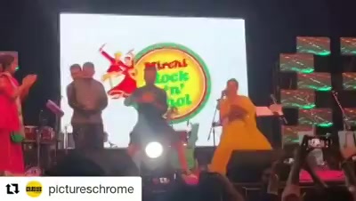 @ayushmannk @sanyamalhotra_ dancing at #mirchirockndhol

@gajrajrao @iamitrsharma @neena_gupta #badhaaiho #mirchirockndhol2018 #navratri #navratri2018 #ahmedabad #gujjusunburn