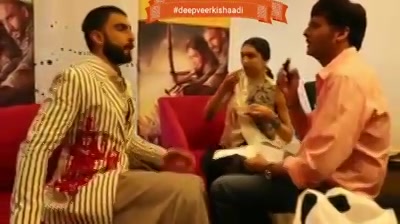 When Ranveer Singh sang for Deepika Padukone.. Congratulations to the newly married couple!

#ranveersingh #deepikapadukone #wedding #deepveer #deepveerkishaadi #deepikawedsranveer #oldvideo #throwback #tbt #throwbackthursday #throwbackthursdays #anand