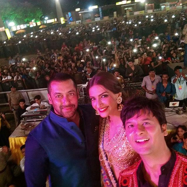 Garba #selfie with #salmankhan and #sonamkapoor

#PRDP #mirchirockndhol #sonamkapoor #salmankhan #beingsalmankhan