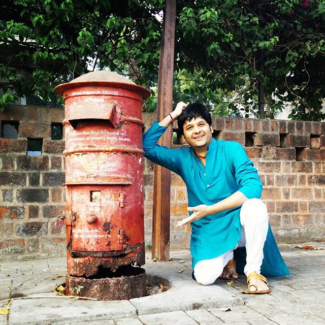 Lo bolo.. Upar thi tapal nakhiye ane aej ema thi pachi bahar pan apde kadhi sakiye.. Karanke niche kaanu che :p ;) Spotted this #postbox oppositie #AMA! 
#letters #post #mail #indianpost #mailbox #tapal #ticket #postalstamp