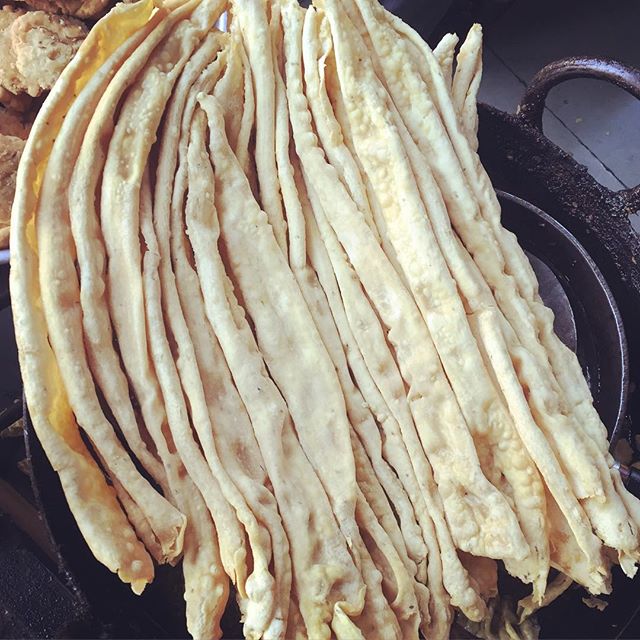 #sunday #morning #fafda #gujarati #amdavadi #breakfast #food #foodgram A typical gujarati body is made up of 65% water and 35% 'chana no' lot.