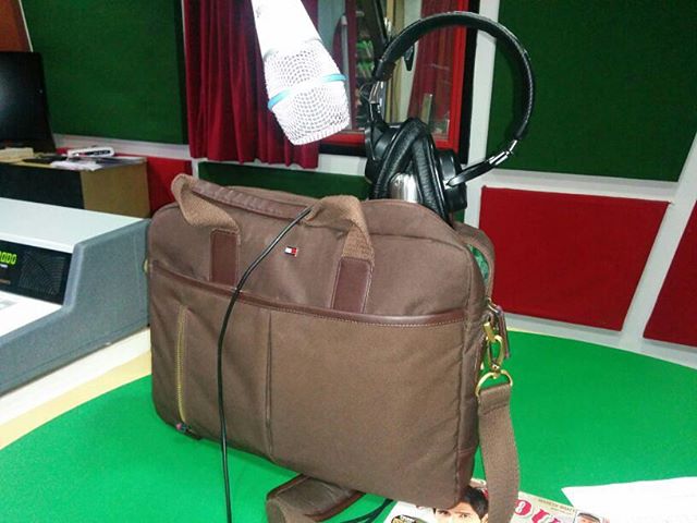 My #bagwanita !! #bag #officebag #znmd #bagwati #studio #mirchi #brown #tommyhilfiger #tommy #mike #mic #microphone #headphones