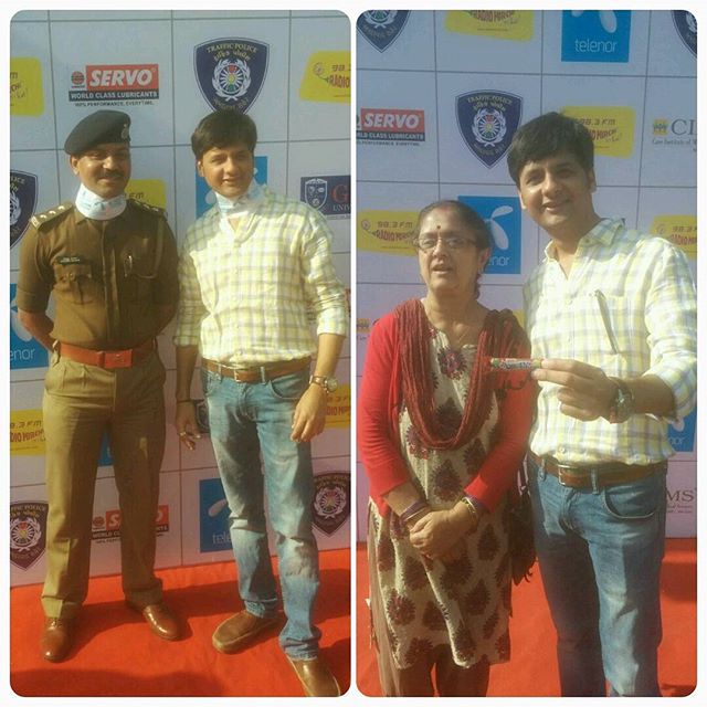 This aunty brought #poppins for me while we were distributing #mirchi #safety belts yesterday. 
#uttarayan #uttarayan2016 #latergram #latepost