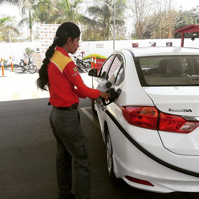 Shaina Siddiqui; a lady who fills petrol at Shell Petrol Pump, Bopal. Spoke to her on air today morning on my show. Happy Women's Day!! #women #happywomensday #petrolpump #lady #InternationalWomensDay