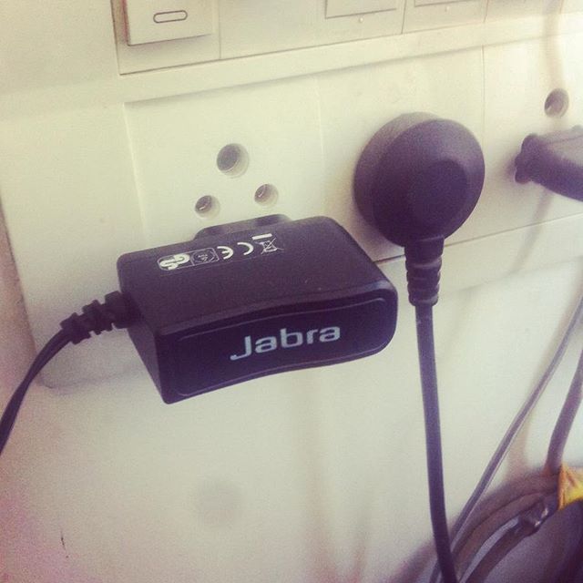 जबरा फ़ैन सुना था, लेकिन ये #jabra charger पहली बार देखा! #JabraFan #fan #srk @iamsrk #shahrukhkhan #fanmania #srkmania #mobilecharger