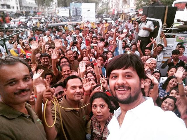 #selfie with all the people who gave me a warm welcome at #motera yesterday when I went to distribute eco friendly bags to vegetable vendors. Say no to #plastic bags! Thank you all the volunteers of #swachch motera campaign volunteers. 
#ecofriendly #vegetable #vendors #bags #saynotoplastic