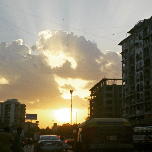 Shu laage che varsad padshe ke nai?

#sunset #sunsets #sunset_madness #evening #skyline #sun #amdavad #ahmedabad #iloveamdavad #clouds