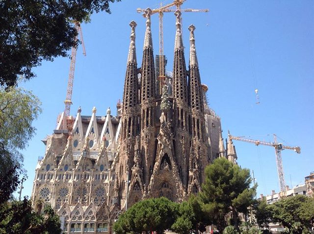 La Sagrada Familia designed by Spanish architect Antoni Gaudí!

#barcelona #spain #latergram #latepost #eurotrip #europe #traveldairies #travel #eurotrip2016 #gaudi #architecture #nofilter