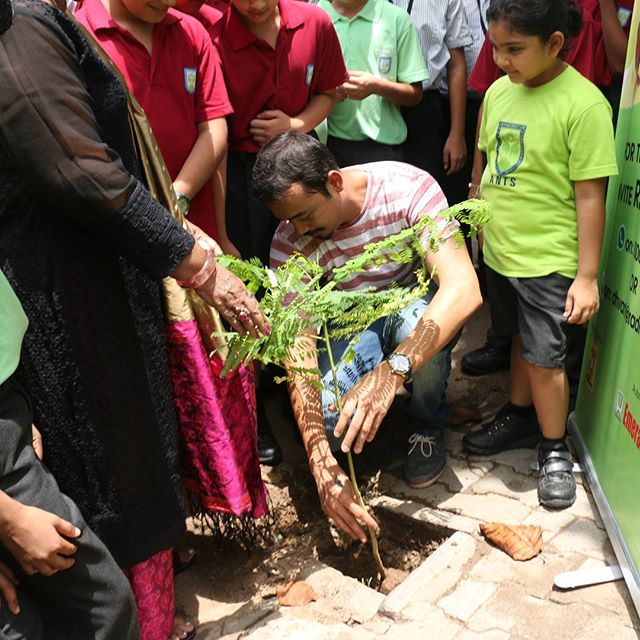 #treeidiot @cinemanabhishek planting trees at Anand Niketan School!

#treeidiots #gogreen #tree