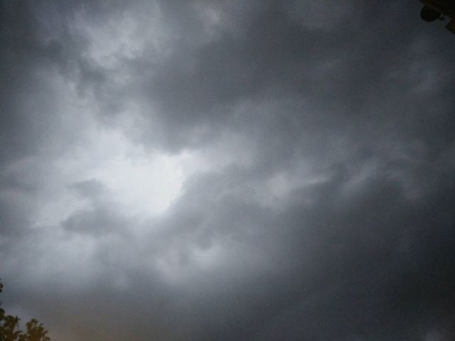 Shu laage che gaajya megh varasse?

#rains #amdavadrain #nofilter #sky #skyline