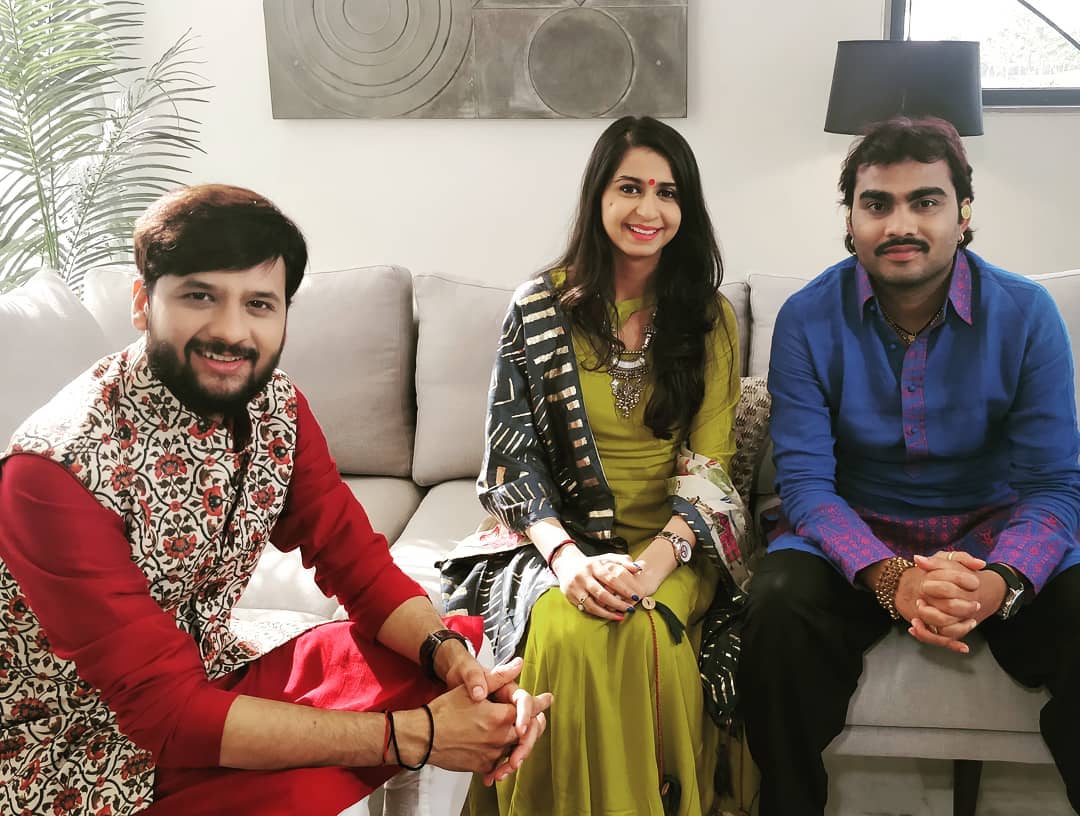 Fun, candid conversation with @thekinjaldave and @jigneshkavirajofficial in #jalsapartywithdhvanit episode 4.
Its still trending on No. 4. Full episode link in bio.

#JalsaParty #jalsa #party #dhvanit #rjdhvanit #webseries #kinjaldave #jigneshkaviraj #trending #charcharbangdiwaligadi⭕️⭕️⭕️⭕️