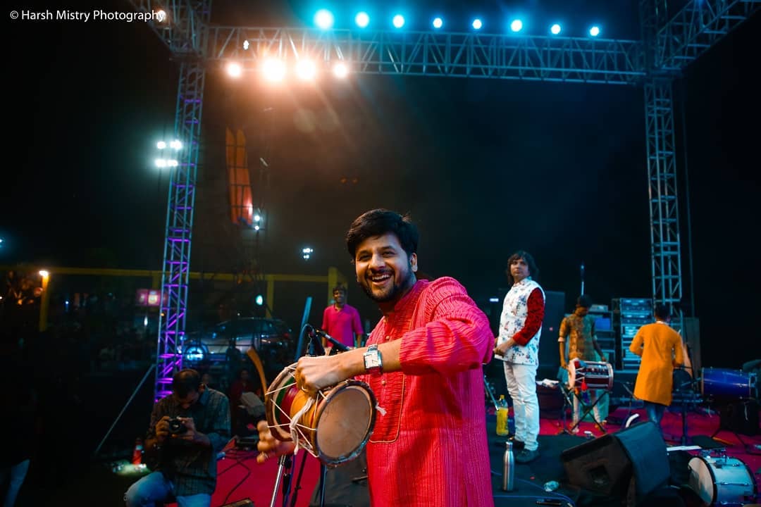 This is what I enjoy the most during #navratri ઢોલ વગાડવાનું Pics courtesy: @harshmistryphotography
And team @malharjani

#swipeleft #navratri2018 #garba #mirchirockndhol #mirchirockndhol2018