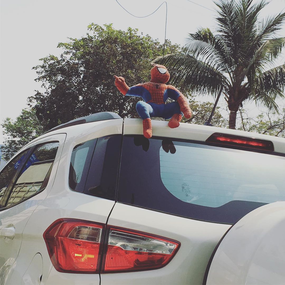 કાશ આપણે એની જેમ ઉડી શકતા હોત! 
This made me smile at Manekbaug Crossroads. #smallthings #spiderman