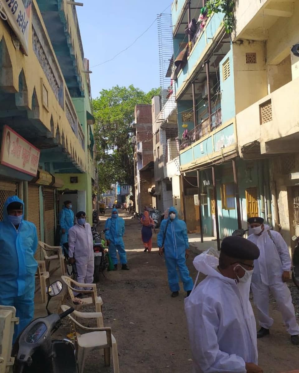 Walled city in the Morning. 
Social Distancing & Lockdown 
Lockdown Diaries. 
Dariyapur | Shahpur | Safi Manjil Danilimda

Source : Tw/ @shamsher_ips 
@cmogujarat @vijayrupanibjp @pradipsinhguj @gujaratpolice_
@ahmedabadpolice  #VijayNehra
#lockdownindia #lockdown #quarantine #Indiafightscorona #StayHomeStaySafe #CoronaHeroes #frontliners