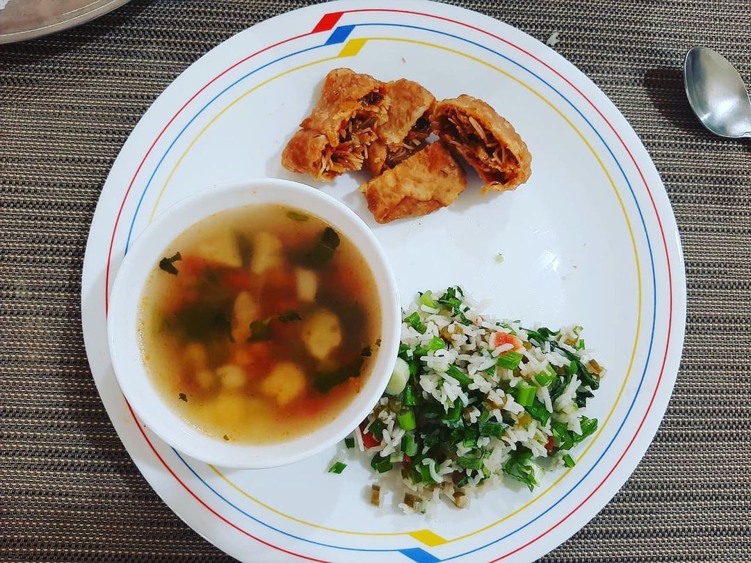 આજે તો ચાઈનાવાળાનો વારો જ કાઢી નાખું! #vegclearsoup #vegspringrolls #friedrice #આજીનોમોટોનામકોણેપાડ્યું (I have not used it while cooking)