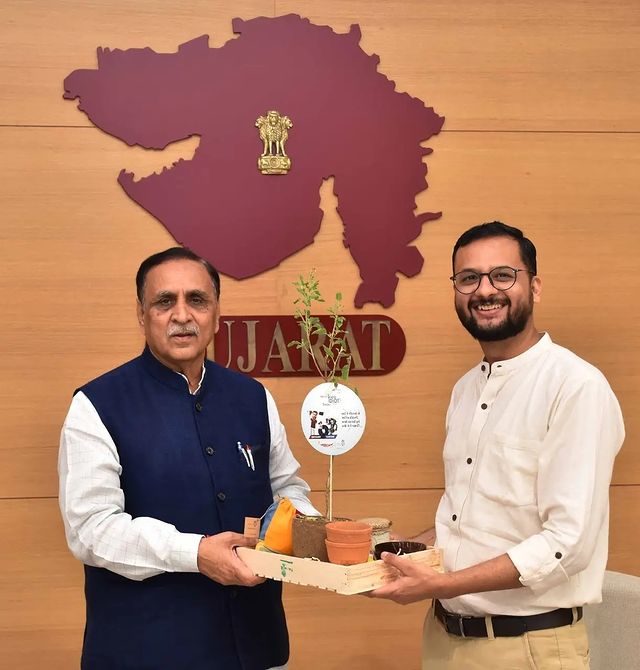 Meeting with our Honorable Chief Minister Shri Vijay Rupani for Mirchi Tree Idiot Season 6.0

Thankful to Ahmedabad Municipal Corporation for their support for Tree Sapling Distribution.