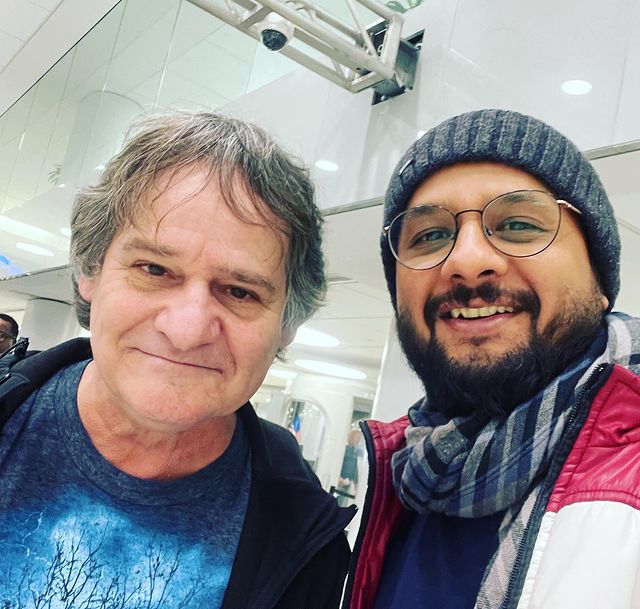 Guess who 😝 
pic 1. સવારે 4.30 વાગ્યે એરપોર્ટ પર મોજ-મસ્તી with #robinwilliams 🤪#aprilfools 
pic 2 છકો-મકો યાદ છે? 😝