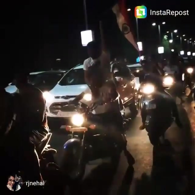 More madness from IIM Road.. Post #indvspak game.. Thanks @rjnehal for sharing the video. 
#iloveamdavad #amdavad #ahmedabad #dhokelenge #wt20 #repost