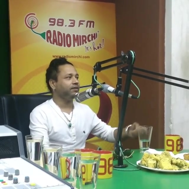 @kailashkher at #mirchi studios this afternoon singing some melodious songs. He even sang a #gujarati garba, check it out here: https://m.facebook.com/story.php?story_fbid=10153588033270834&id=81800370833

#kailashkher #saiyyan #liveinconcert #garba