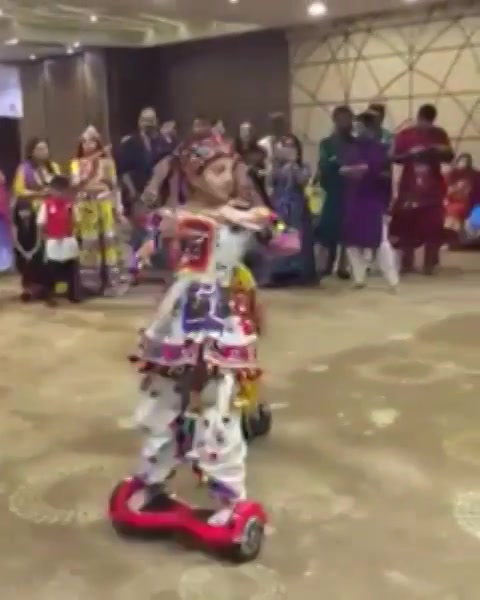 જોરદાર ગરબા! Mindblowing steps!

આમાં તો પગ દુખે જ નહીં ને?! #navratri #navratri2016 #garba #mirchirockndhol