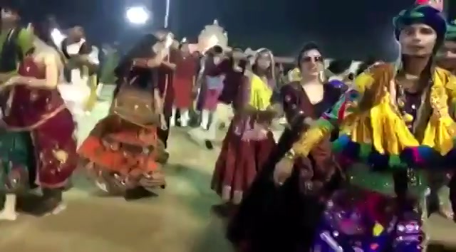 Here is Shruti's entry for Hero Duet Contest!
Send me a one minute duet singing or dancing video of yours and get a chance to win* hero duet 2 wheeler!
Mail it to dhvanit@radiomirchi.com
#navratri2016 #mirchirockndhol #garba