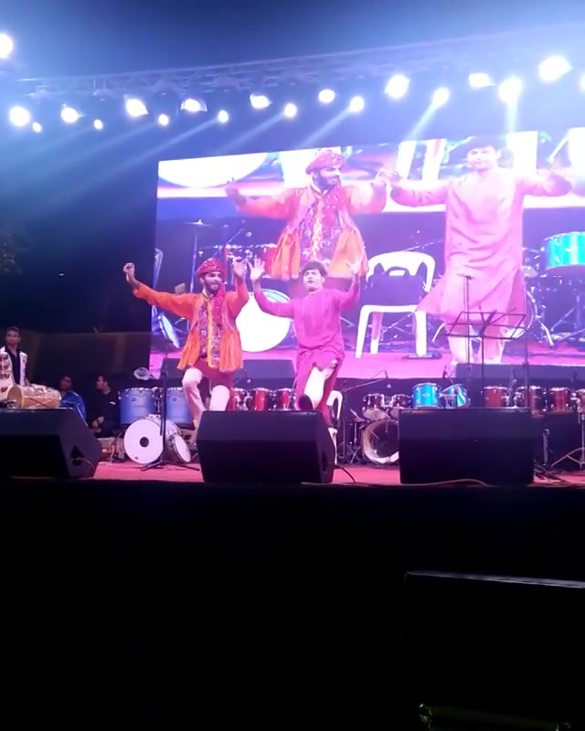 Bhangra garba last night!! #garba #navratri2016 #mirchirockndhol #navrtari2k16 #bhangra #garba