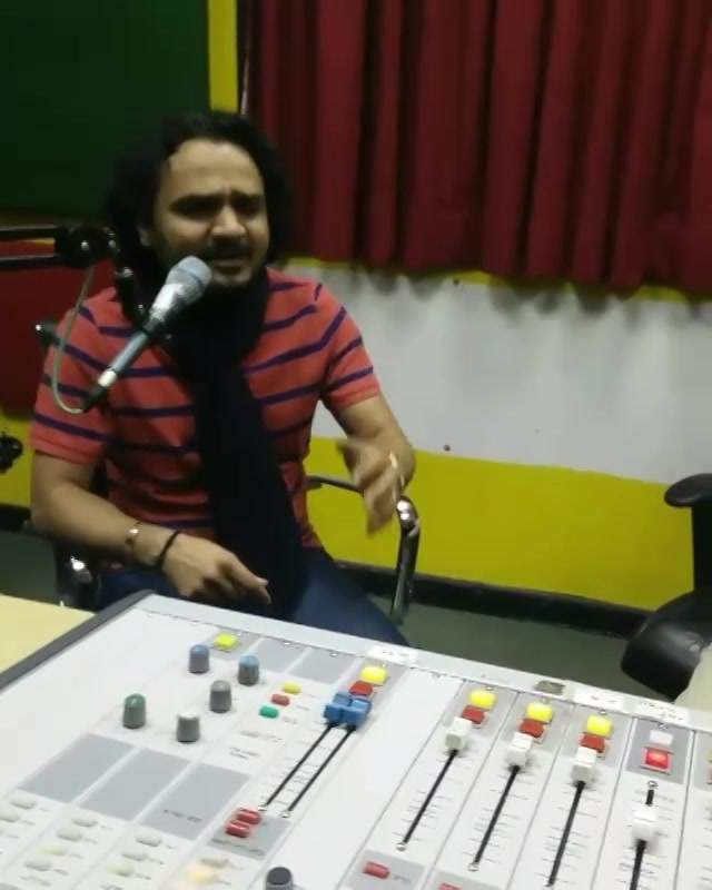 Listen to more such melodious songs on my #facebooklive with @parthivgohil9 on my Facebook Page: Dhvanit

Full video Link: https://m.facebook.com/story.php?story_fbid=10154165803900834&id=81800370833

#unplugged #jamming #singing #channamereya