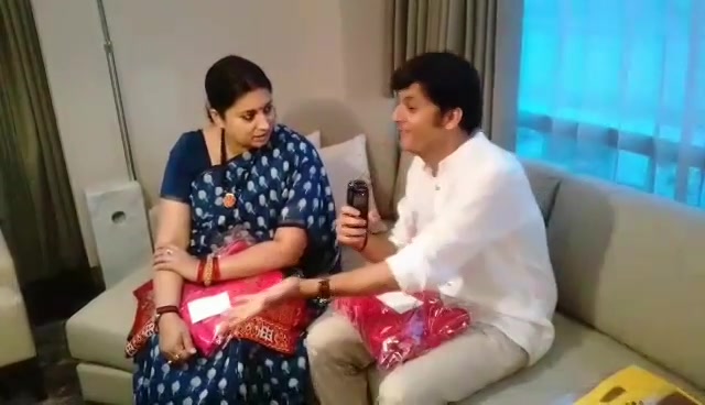 Had a joyful time with @smritiiraniofficial yesterday evening. 
Watch the full #facebooklive video on my fb page: Dhvanit
#smritiirani #saree #pari