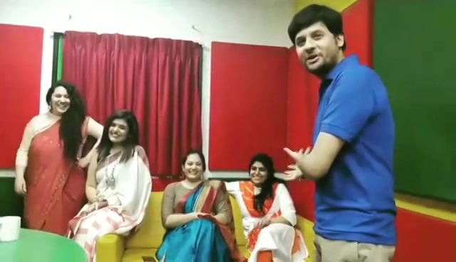 Pretty girls at mirchi office today in #Traditional. Watch the full facebook live video on my Facebook page:Dhvanit @rjnehal @ektasandhir 
#independenceday #saree #mirchi #tiranga