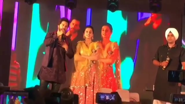 @varundvn and @taapsee thank you so much for coming over at #mirchirockndhol2017 in Ahmedabad. Missed you @jacquelinef143 
#mirchirockndhol #navratri #navratri2017 #ahmedabad #amdavad #gujarat