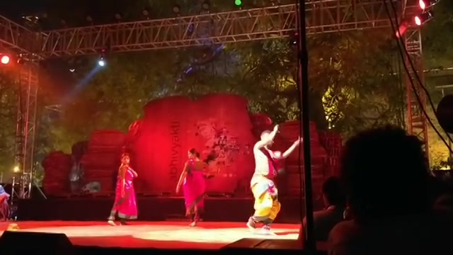 Sonal Vyas and Group performing at #Abhivyakti at Sanskar Kendra, Paldi. You can get to watch such nice performances every day till 17th Feb from 7 to 8 pm or 8.30 to 9.30 pm. 
#arts #culture #dancing