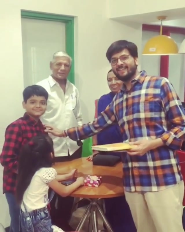 Luv came to the studio to get #morningmantra #book autographed.
#motivation #inspiration #inspring #book #booklover #bookstagram #booksofinstagram #dhvanit