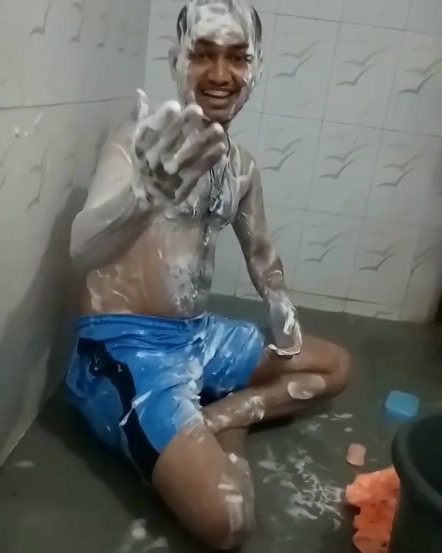 क्या आप ठंडे पानी से नहाते हैं?!
Dhaval sent in this video entry for Cera bathroom singing contest. You too can send one and get to win an iPhone x

#bathroomsinger #bathroomsinging #iphone #iphonex #iphone10 #bathroom #singing #dhvanit #singer