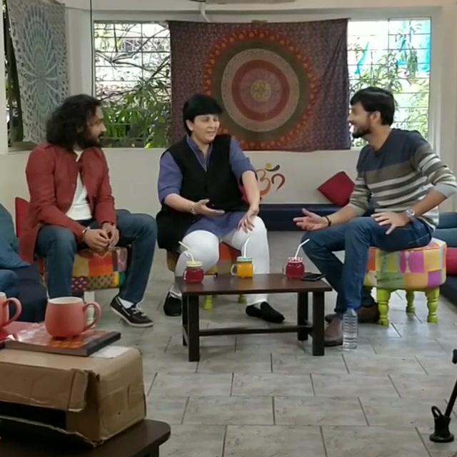 @falgunipathak12 singing a Sunny Deol dialogue in a garba tune..
Full episode link in bio

@parthivgohil9 #dhvanit #rjdhvanit #webseries #falgunipathak #parthivgohil #jalsapartywithdhvanit #jalsa #party #jalsaparty #90s #popsong #nostalgic #nostalgia #garba #dandiya #navratri