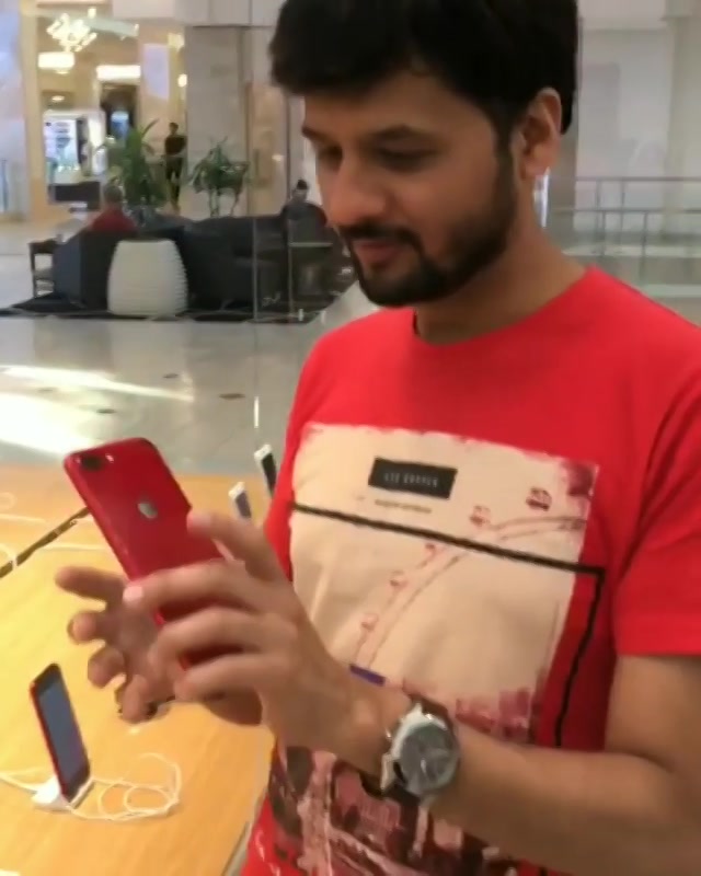 Red iphone at Apple store! #Googly Contest question in this video! જવાબ આપો અને જીતો રમકડાનો iphone ( In short કાંઈ નહીં મળે 😛) #dhvanitnigoogly #googly #dhvanit #applewatch #iphonered #iphone8plus #iphone #US #USdiaries #america #travel #traveldiaries #travelgram