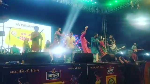 All of us on stage! @bhumikshahlive nailed it on Day 6 at #mirchirockndhol  @mirchi_rj_vashishth @mirchi_rj_krupa @sanket___khandekar @mirchi_rockndhol @darshandwivedi @mirchirjruhan 
#navratri #navratri2018 #garba #mirchirockndhol2018