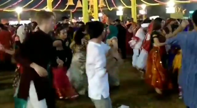 Videshi garba at #mirchirockndhol

#mirchirockndhol2018 #navratri2018 #navratri #garba #foreigner