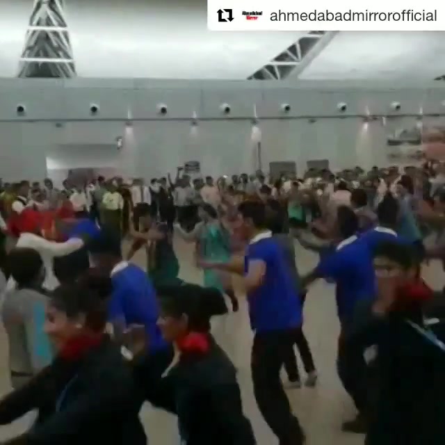 Flash mob garba at Ahmedabad Airport Terminal yesterday. Even the airport staff and passengers joined them.

#navratri #navratri2018 #garba #airport #ahmedabad