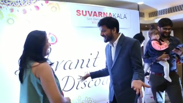 લો, મળ્યું આમને dhvanit nu discount! Winner of gold set from SUVARNAKALA. First winner got 100 percent discount on his total billing amount of Rs. 98000/-! Second winner got a free international honeymoon trip! Third winner got a Gold Set! And another winner got 60 percent discount on his total bill of Rs.1.15 lacs! 
#dhvanit #dhvanitnudiscount