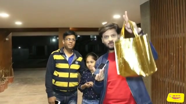 चाँद तारे तोड़ लाऊँ! Pratik surprised Simran with a pendant and a necklace this year. Watch the video to find out what he gave her last year!

#dilnodevileryboy #dhvanit #valentinesday2019 #valentinesday #valentine #gift #delivery #deliveryboy #love #couple #couplesgoals #couplegoals #star #moon #surprise #specialgift @itsmeprateek