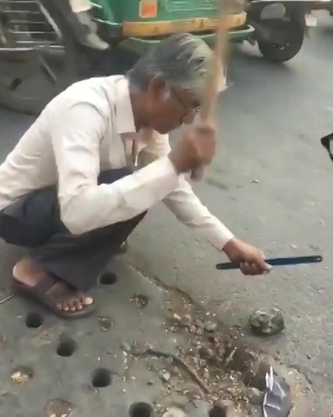 આ શું કરો છો?! Well, he just met with an accident due to a rod popping out of the drainage manhole. And he decided to cut the rod to ensure none else meets with an accident. 
#humanityPrevails #humansofAhmedabad #nobility #amdavad #Ahmedabad